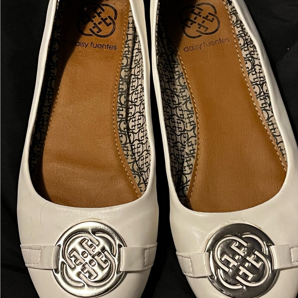 Daisy Fuentes White Flats with Silver Accent